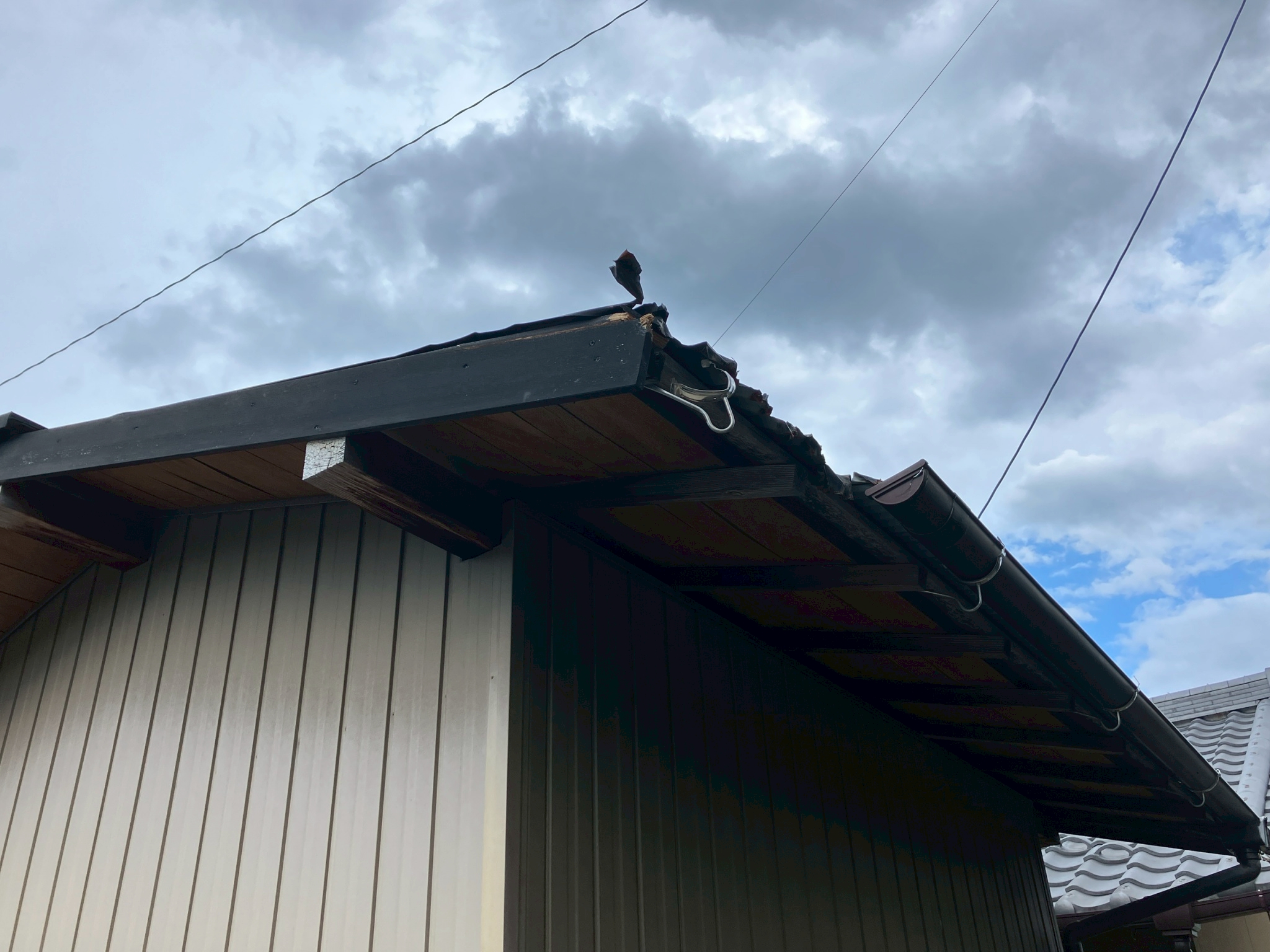 本巣市｜トラックで破損した雨樋、トタンの修理が必要で補償に向けて見積りを作成しました